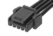 Connecteur Molex noir à 4 broches avec trois câbles de sortie, utilisé pour l'alimentation électrique des composants internes d'un ordinateur.