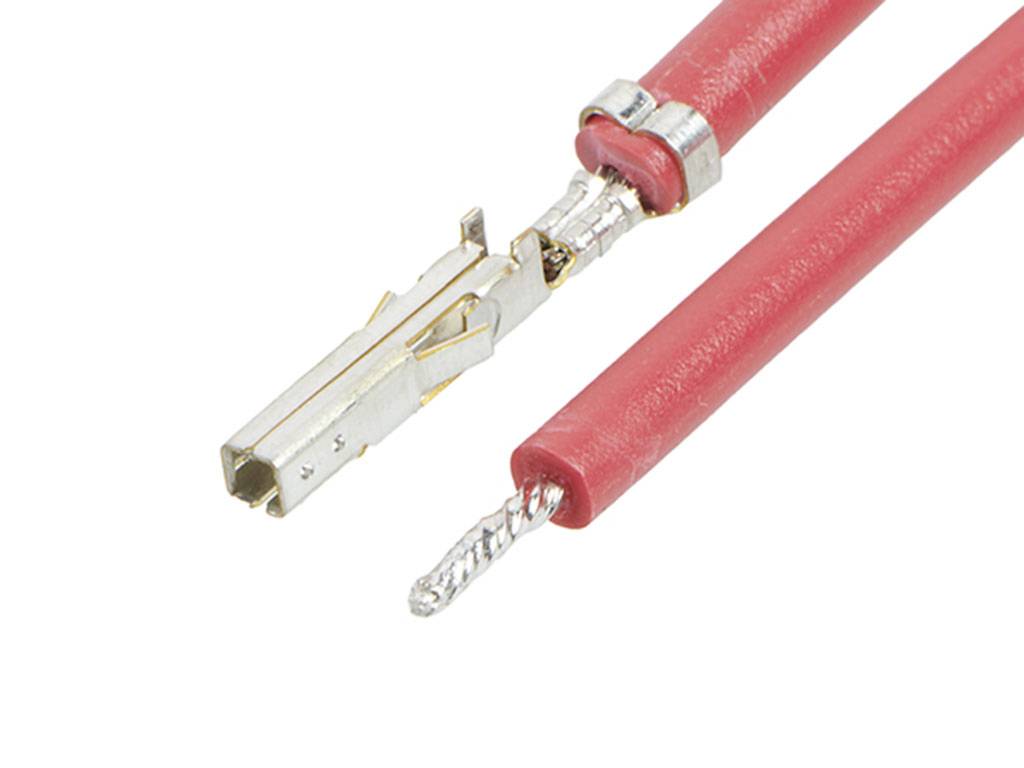 Câble électrique rouge, traité en finition avec des connecteurs métalliques. À gauche : Fil dénudé et étamé ; à droite : Embout métallique.
