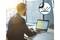 Un homme en costume travaille sur un ordinateur portable dans un bureau baigné de soleil. À côté, un symbole de protection contre l'éblouissement de l'écran.