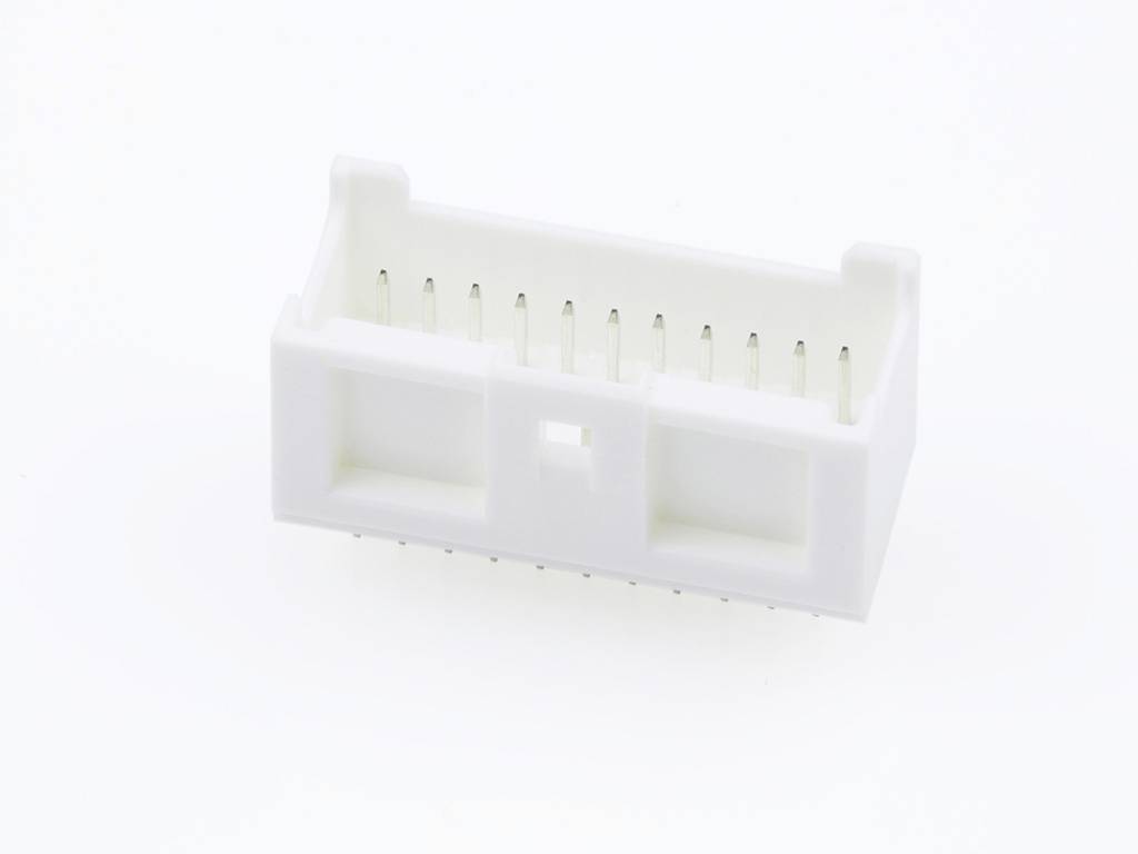 Connecteur en plastique blanc avec plusieurs contacts métalliques, de forme rectangulaire.