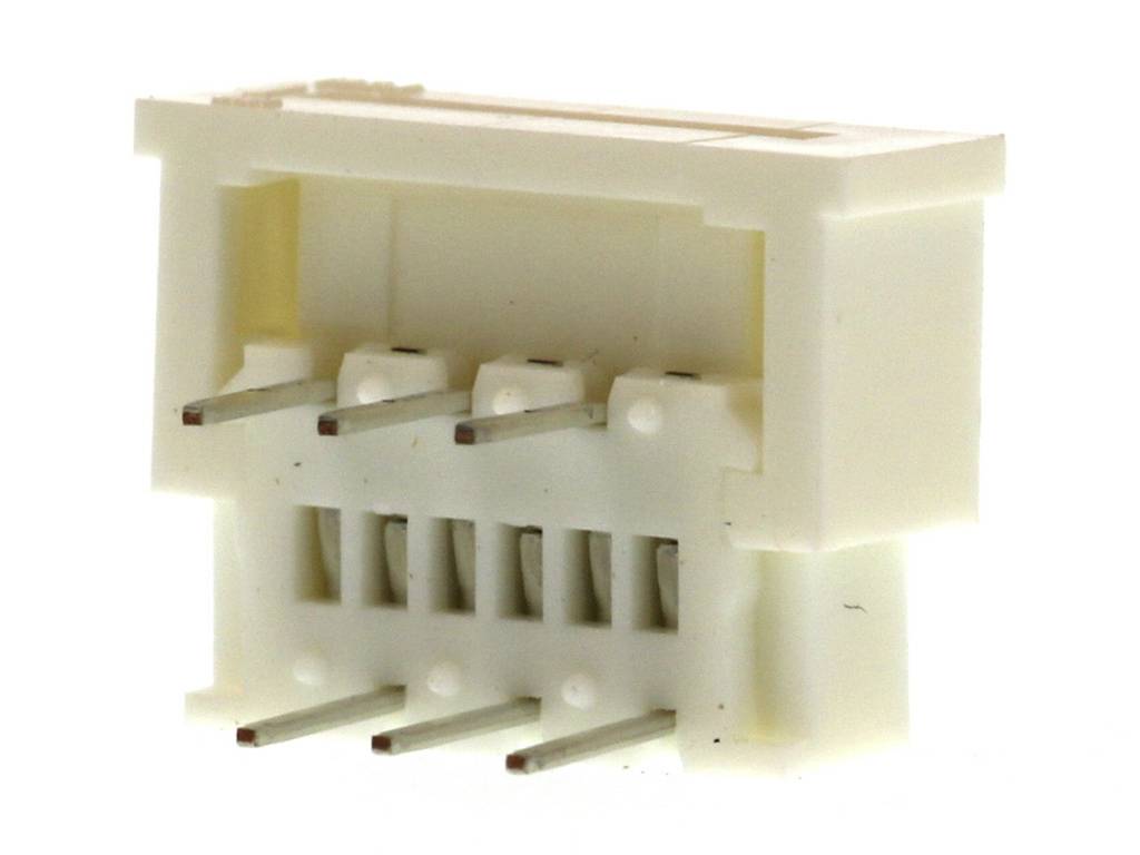 Un connecteur blanc en plastique avec cinq broches métalliques dépassant de sa partie inférieure. Adapté pour raccorder des composants électriques.