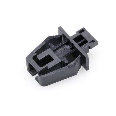 Adaptateur noir en plastique de forme rectangulaire, pourvu de plusieurs fentes et d'une entrée, probablement destiné à des connexions électriques.
