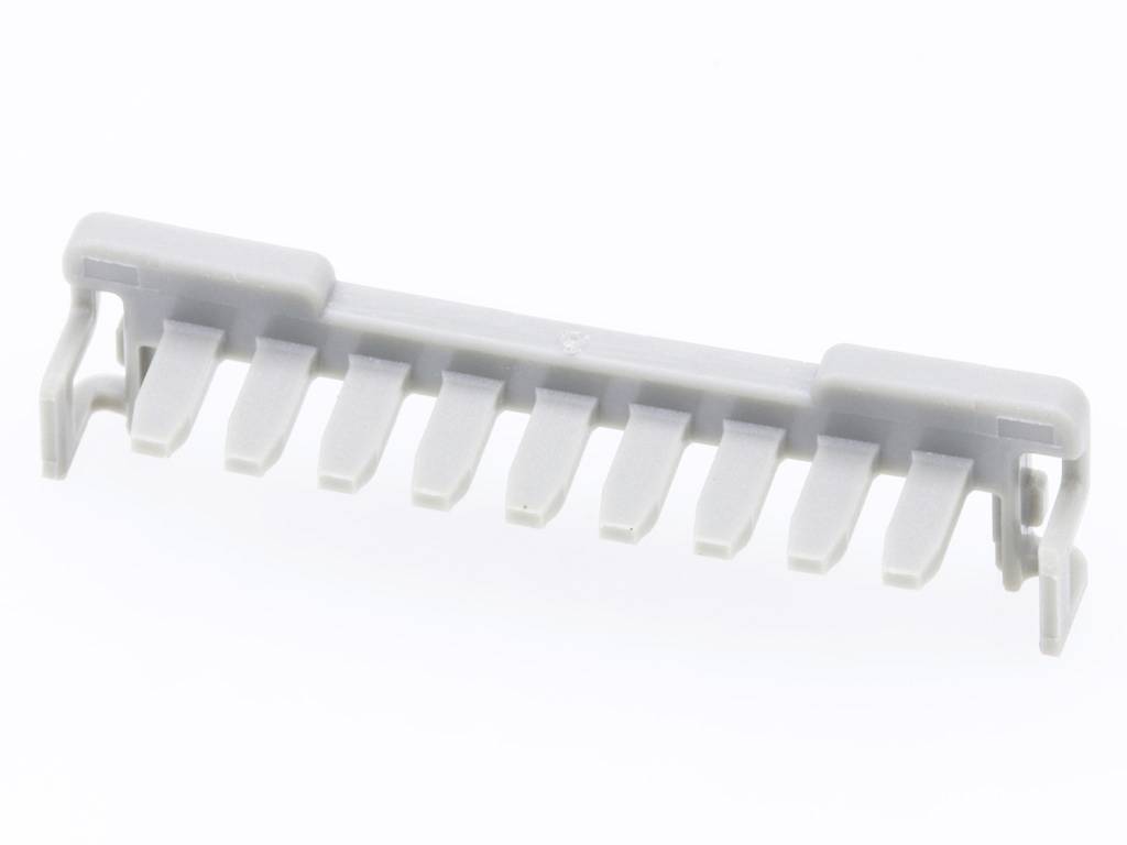 Une pièce en plastique grise avec plusieurs dents. Elle pourrait faire partie d'un mécanisme plus grand ou servir de support.