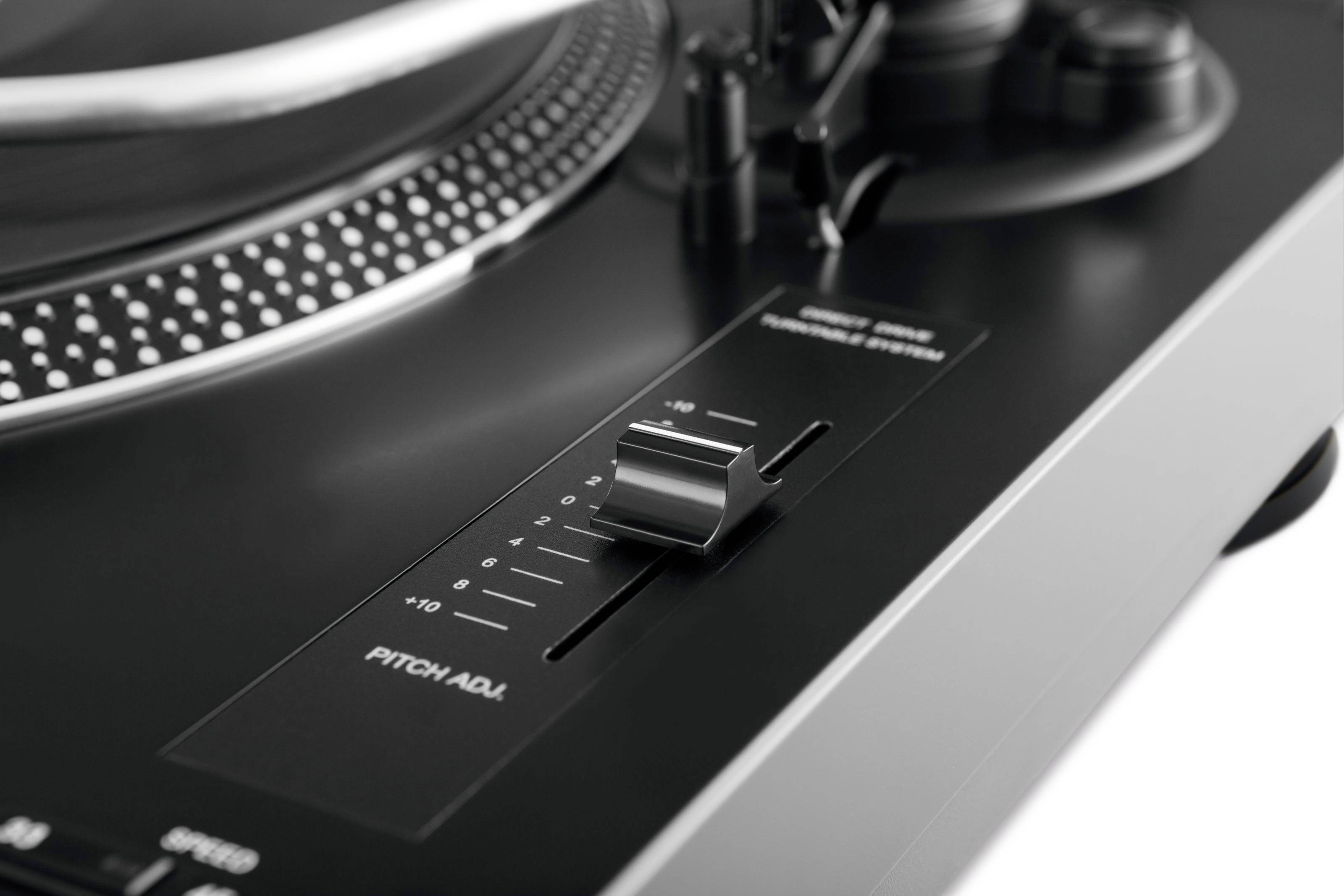 Tourne-disque en gros plan avec contrôleur de pitch ; le bouton de réglage indique '+6'.