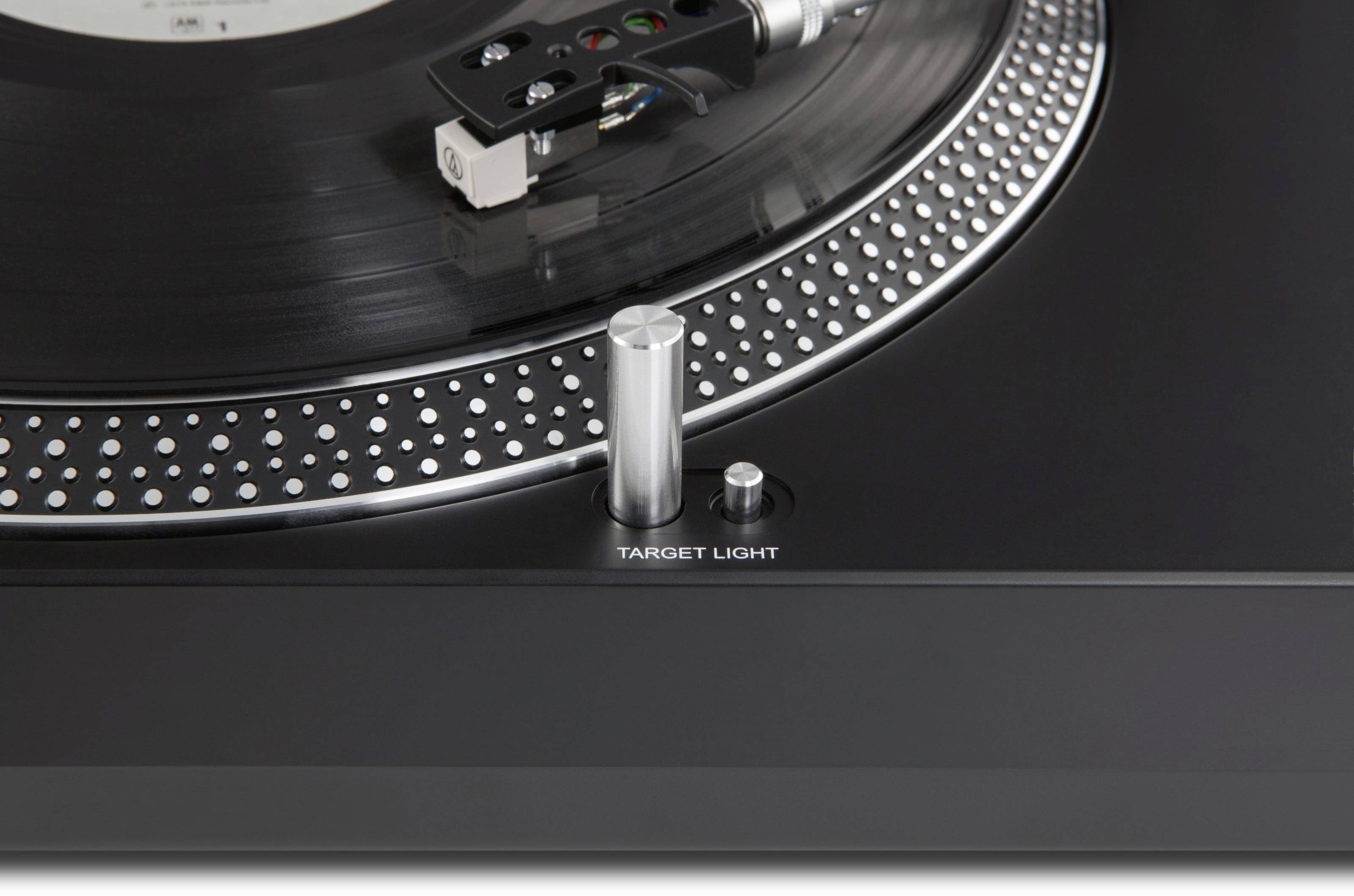 Gros plan d'un tourne-disque noir avec un bras de lecture argenté et une indication de 'Target Light'.