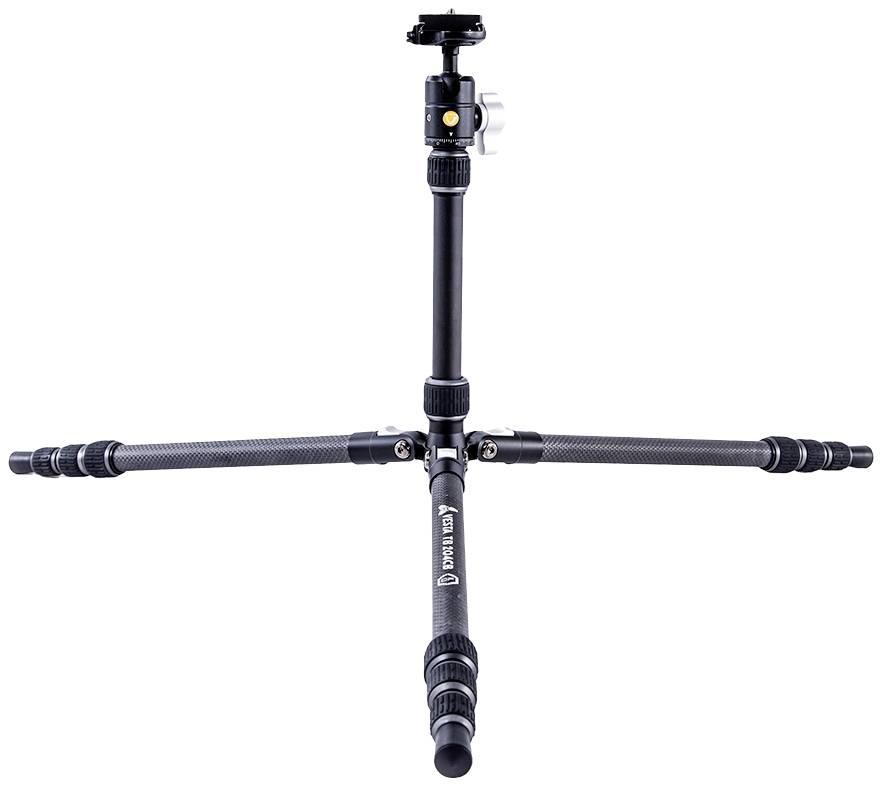 Trépied avec trois pieds entièrement dépliés et tête sphérique. Adapté aux appareils photo, idéal pour des prises de vue stabilisées.