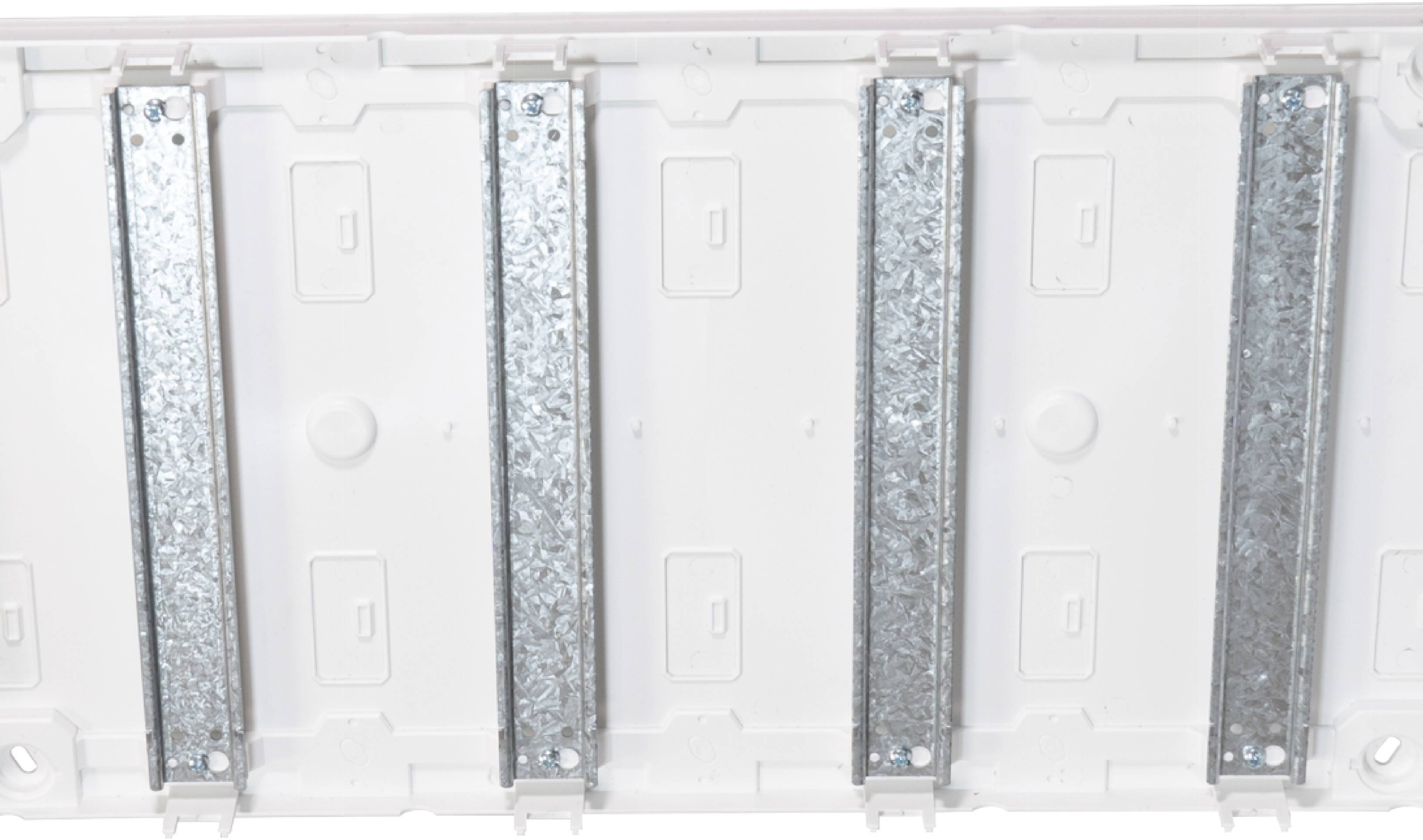 Surface en plastique blanc avec quatre supports métalliques argentés disposés parallèlement.