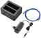 Kit de chargeur avec deux emplacements pour batteries, un câble USB bleu et un adaptateur secteur noir avec fiche européenne.