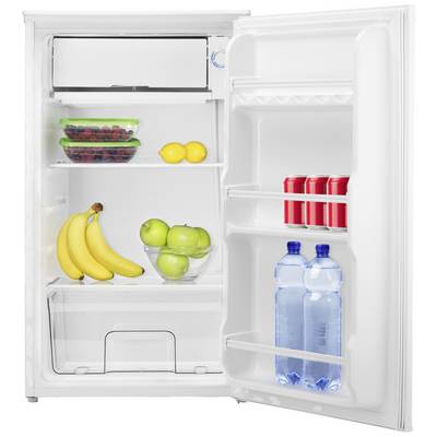 Réfrigérateur ouvert contenant des baies surgelées, des citrons, des bananes et des pommes, des bouteilles de lait dans la porte et deux grandes bouteilles d'eau.