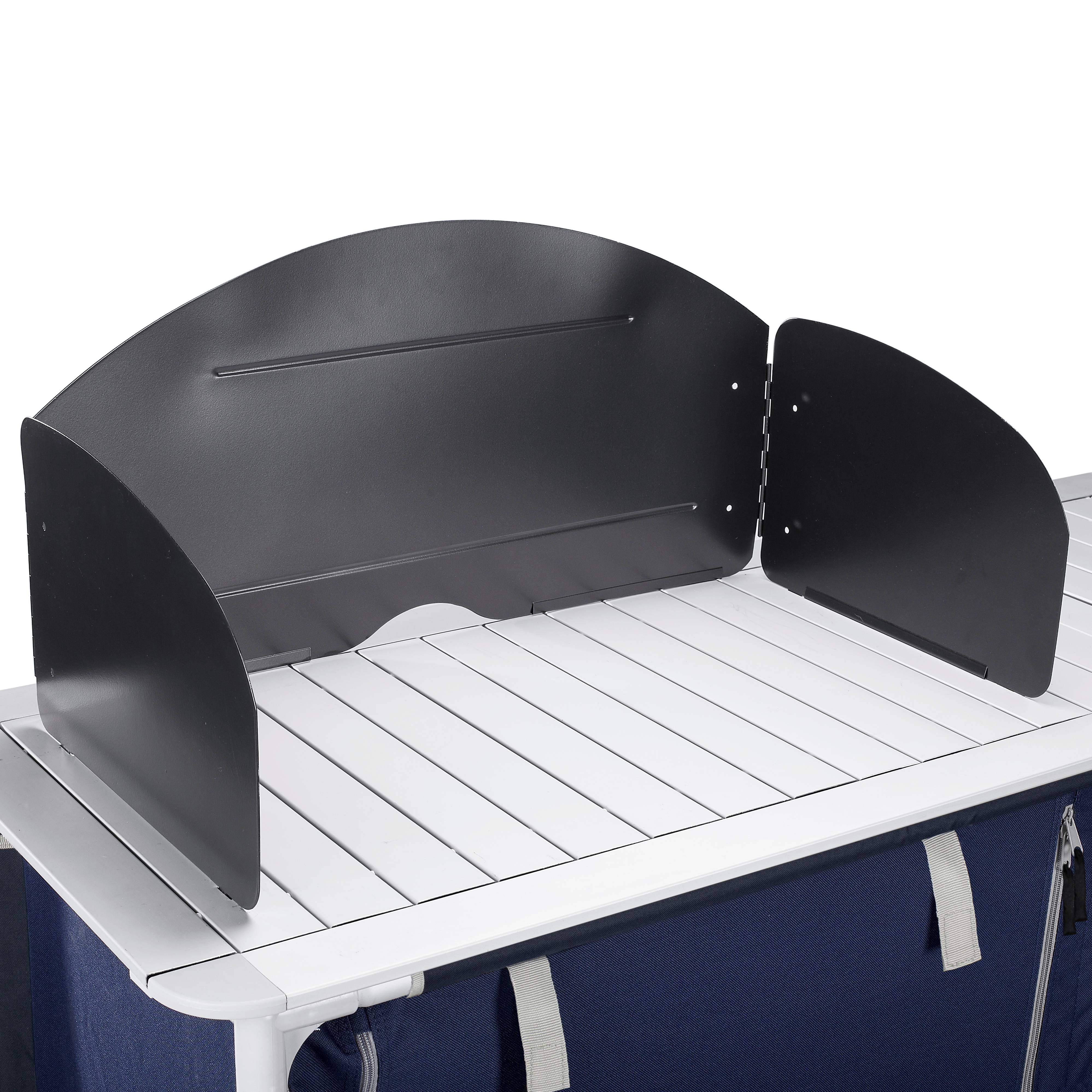 Un écran pare-vent noir pour barbecues est posé sur une table blanche, qui fait partie d'un meuble de barbecue bleu.