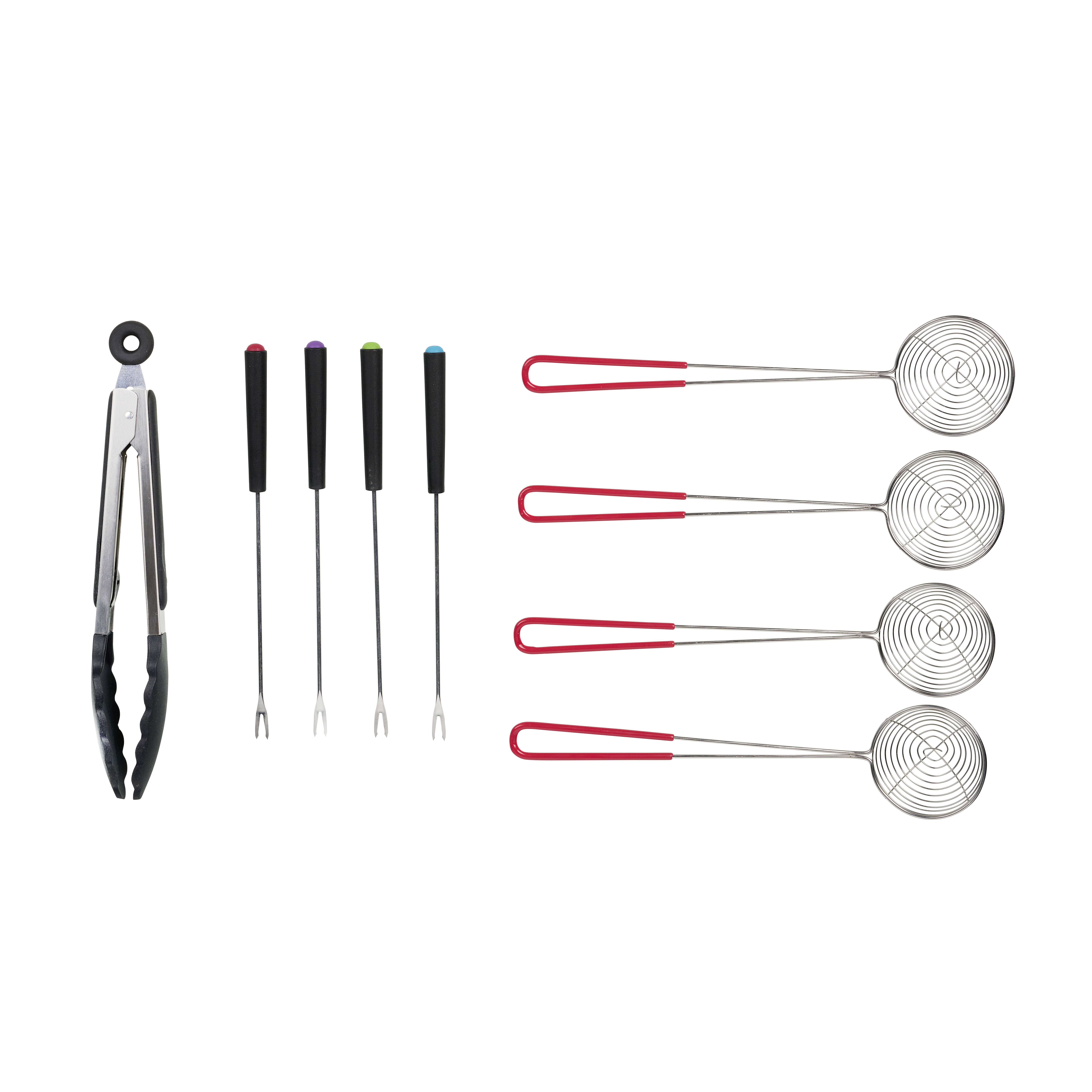 Pinces, quatre fourchettes à fondue et trois louches spirales sur fond blanc. Ustensiles en métal avec des manches noirs et rouges.