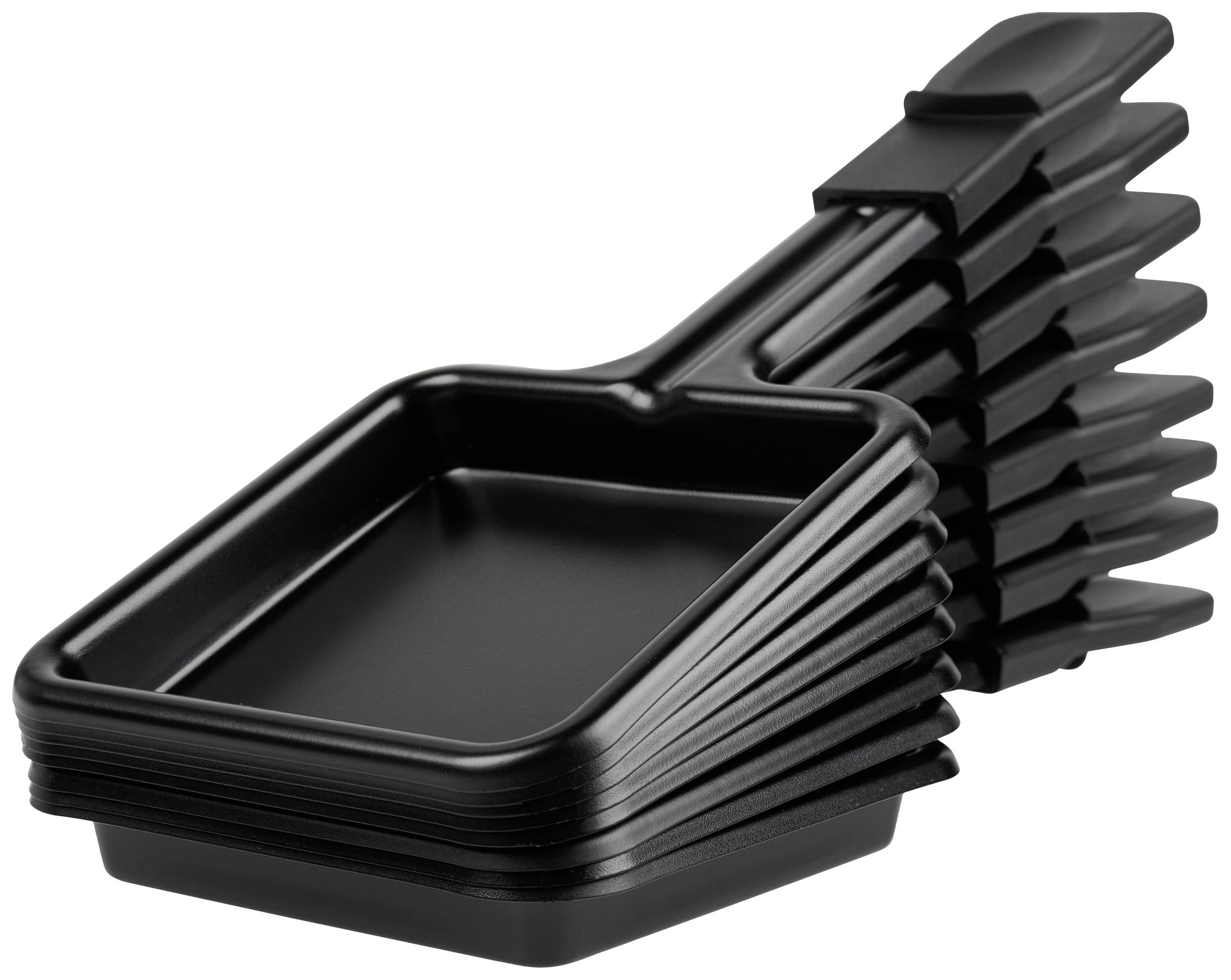 Petits plats à raclette noirs empilables, disposés en éventail.