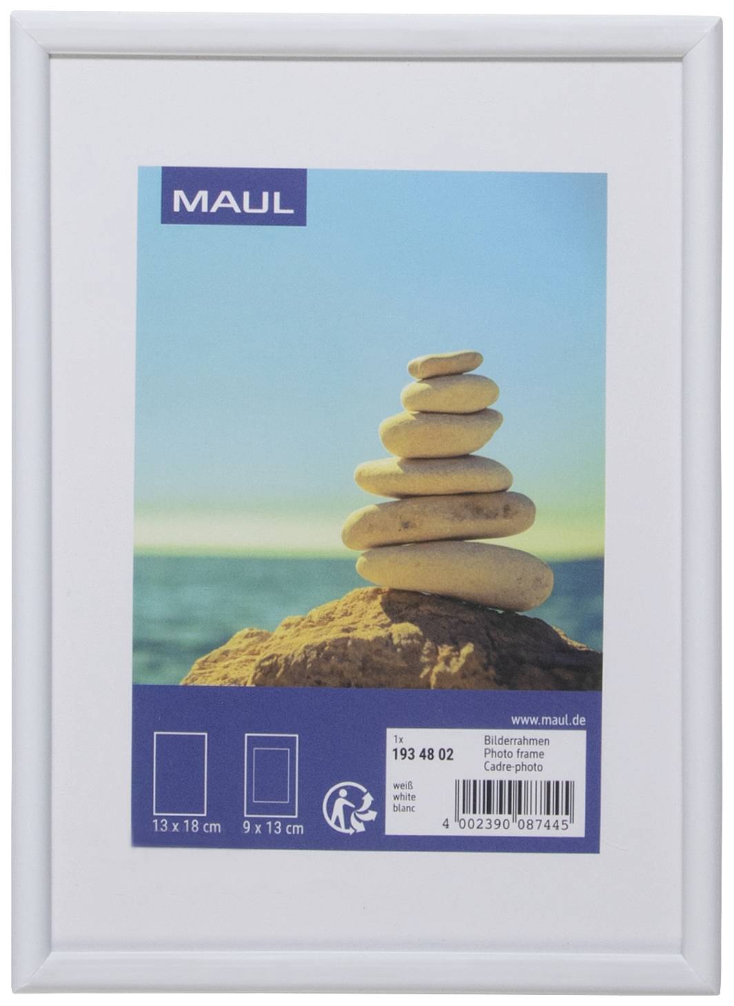 Un cadre photo avec une image de pierres empilées sur une plage devant un ciel et une mer bleus. Marque 'MAUL'.