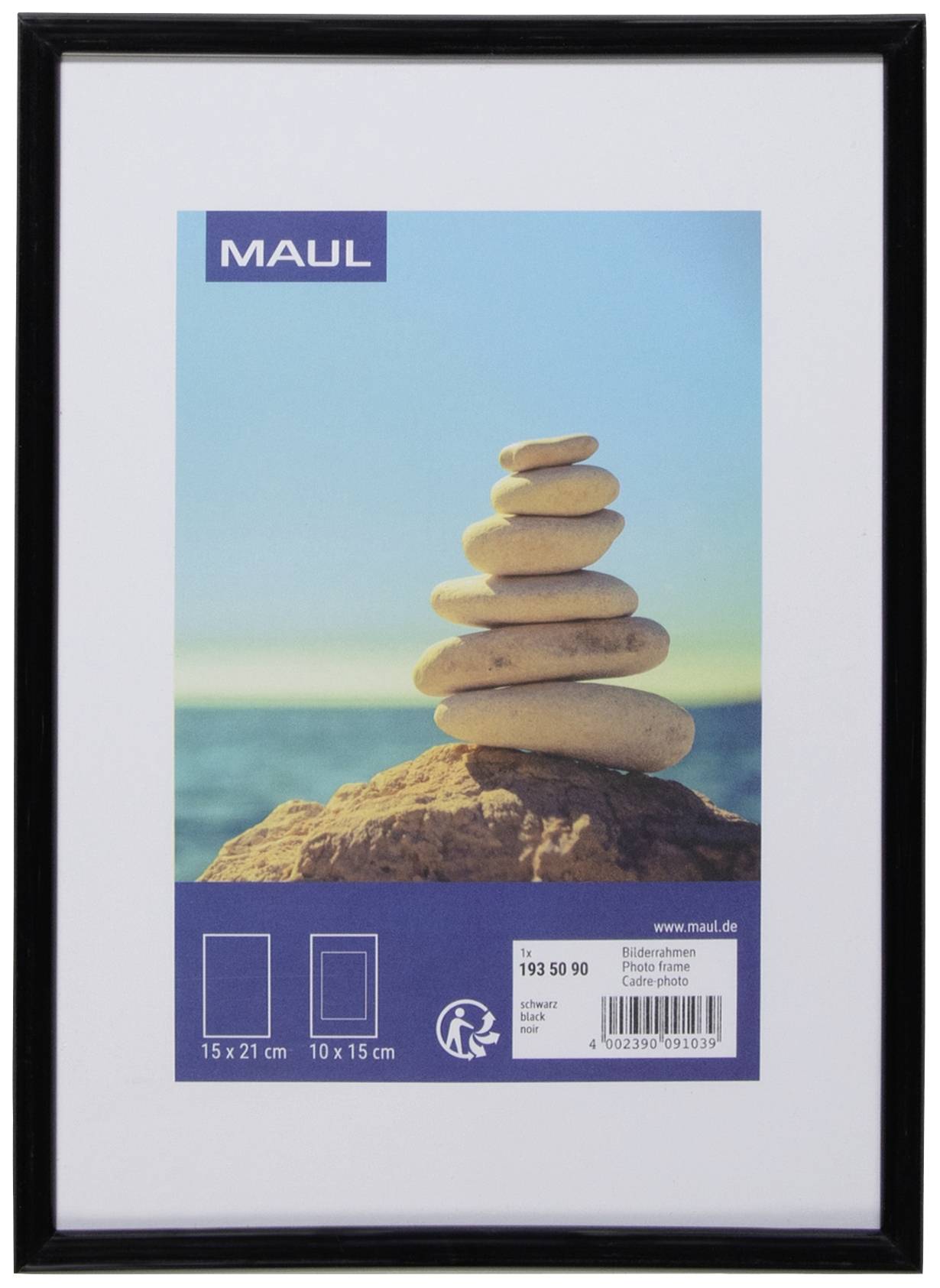 Un cadre photo MAUL avec une pile de pierres sur un rocher au bord de la mer. Cadre adapté pour des photos de 15 x 21 cm ou 10 x 15 cm.