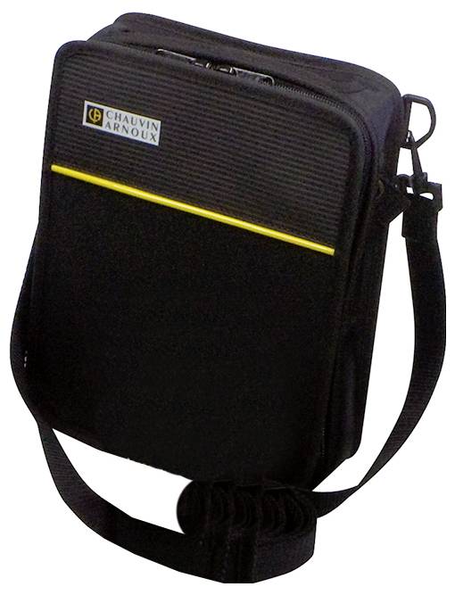 Un sac à bandoulière noir avec une sangle réglable, logo de marque 'Chauvin Arnoux' sur la face avant.