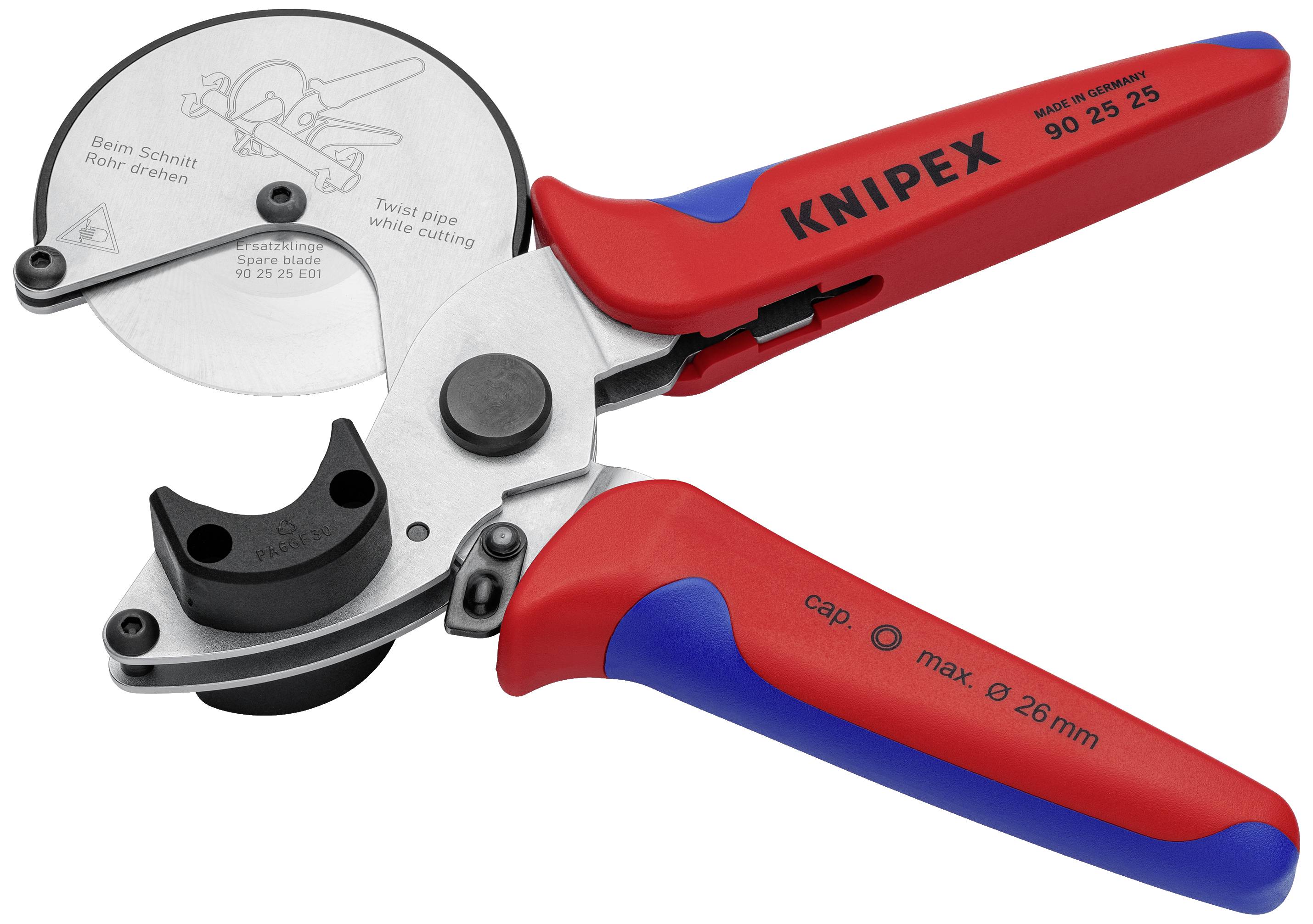 Coupe-tube avec poignée rouge et bleue, adapté pour les tuyaux jusqu'à 26 mm de diamètre. Inscription : 'Tourner le tuyau pendant la coupe'.