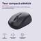 Souris d'ordinateur sans fil noir au design ergonomique. Le texte met l'accent sur sa taille compacte, son confort et ses côtés en caoutchouc antidérapants. Les symboles en bas illustrent la connexion sans fil, la vitesse et le récepteur USB.