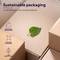 Cartons en matériaux recyclés avec une feuille étiquetée comme symbole d'emballage durable. Volume optimisé et réduction de l'encre mis en évidence.