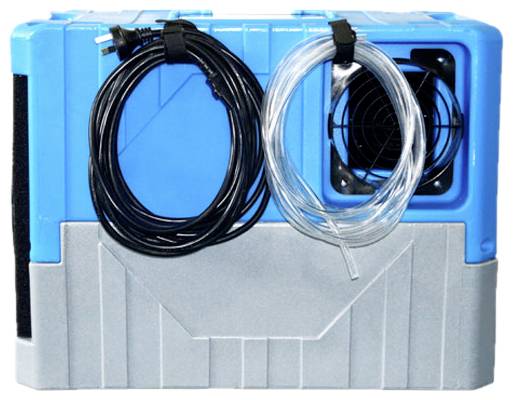 Un déshumidificateur bleu et gris avec un ventilateur et deux tuyaux enroulés, l'un noir et l'autre transparent.