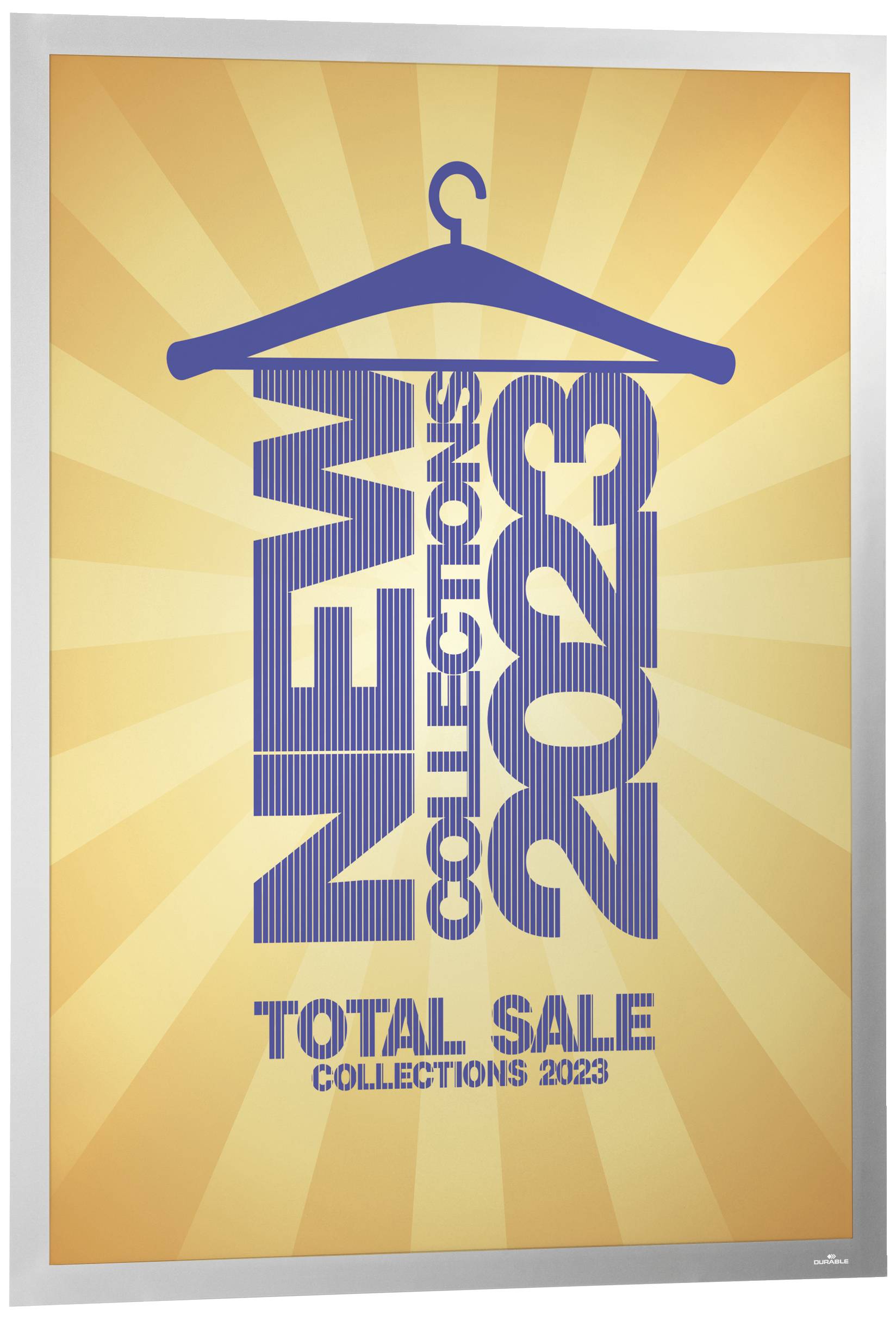 Affiche avec le texte 'NOUVELLES COLLECTIONS 2023' en bandes bleues sur un fond jaune. En bas, il est écrit 'VENTE TOTALE COLLECTIONS 2023'.