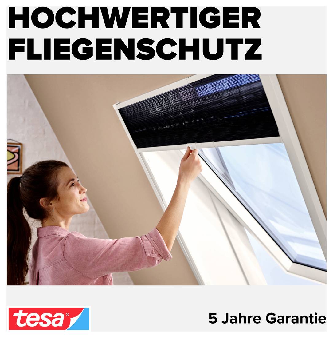 Femme applique un écran anti-insectes à une fenêtre de toit; le texte publicitaire indique « PROTECTION ANTI-MOUCHES DE HAUTE QUALITÉ » et « 5 ans de garantie » avec le logo tesa.