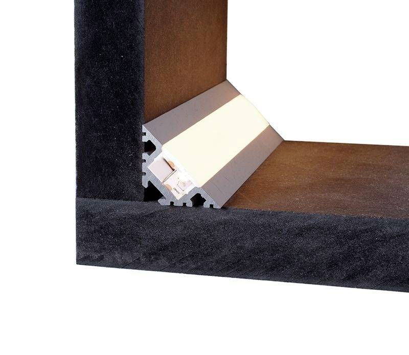 Profilé en aluminium avec cadre noir, intégrant une bande LED qui illumine un coin et assure un éclairage indirect.