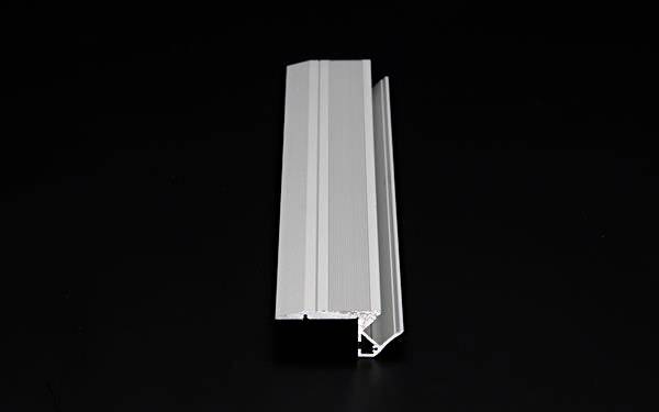 Profilé en aluminium argenté sur fond noir, adapté pour la suspension de rideaux ou de cloisons de séparation.