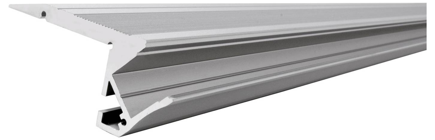 Gros plan d'un profilé d'extrusion en métal gris doté d'une rainure en canal et de nervures inclinées, présenté sur fond blanc.