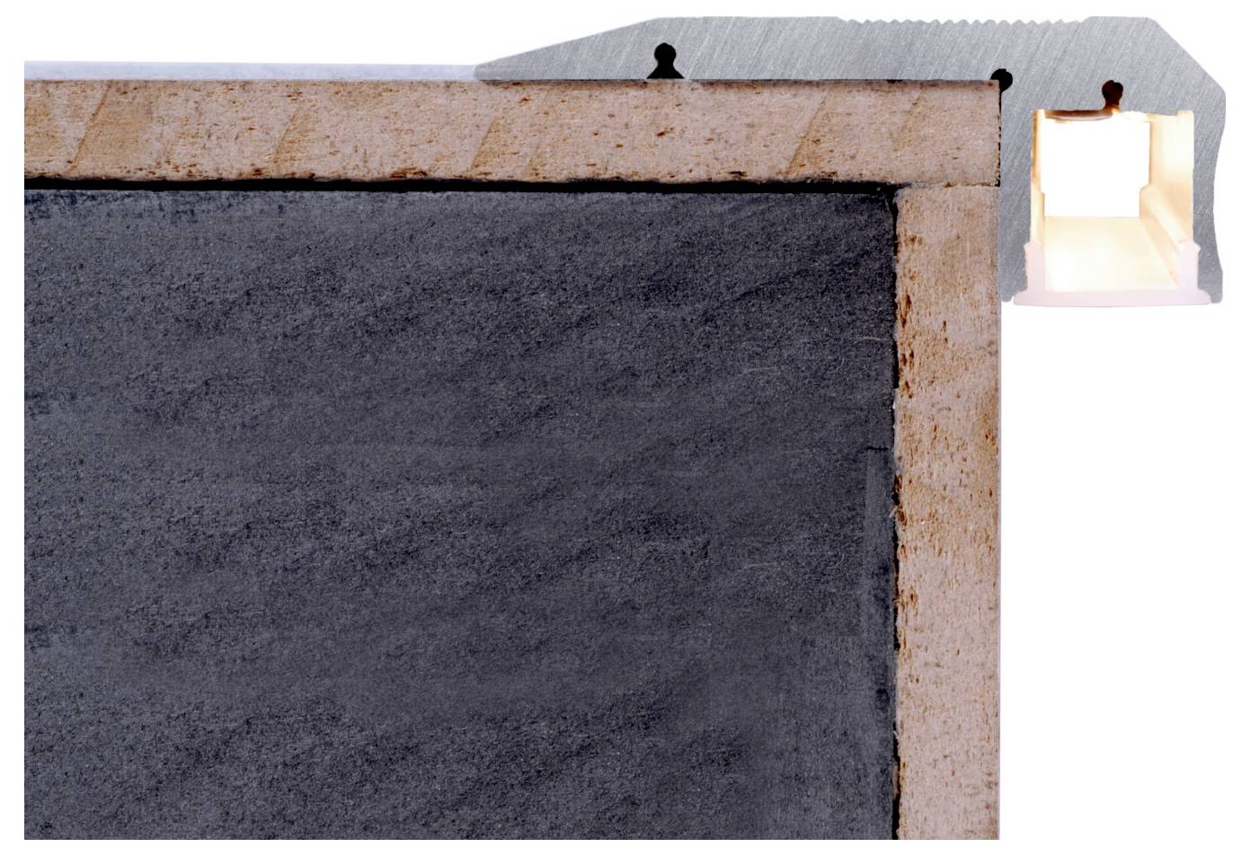 Coupe transversale d'un angle de mur montrant l'isolant dans la lame d'air, avec une petite découpe révélant la couche de matériau à l'intérieur.