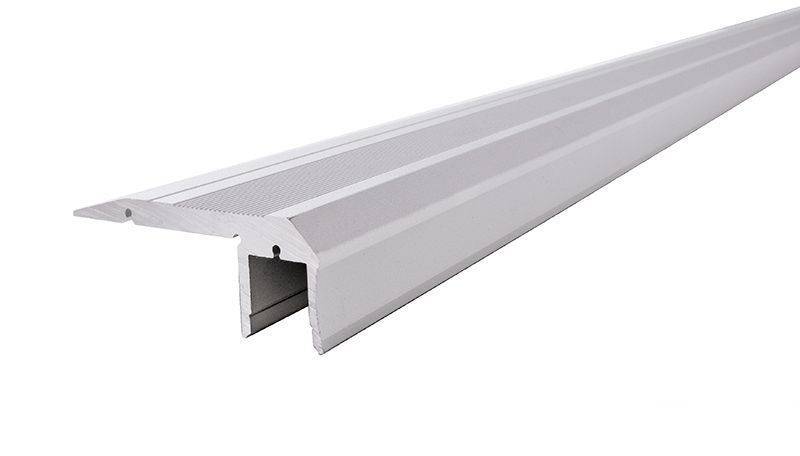Un profilé en aluminium argenté avec une section rectangulaire et une rainure ouverte sur la face inférieure, adapté pour les bandes LED.