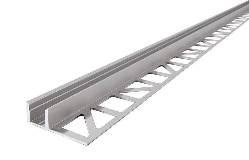Un profilé en aluminium argenté, de forme L, avec des découpes triangulaires, destiné à être utilisé comme profilé de finition dans l'industrie du bâtiment.