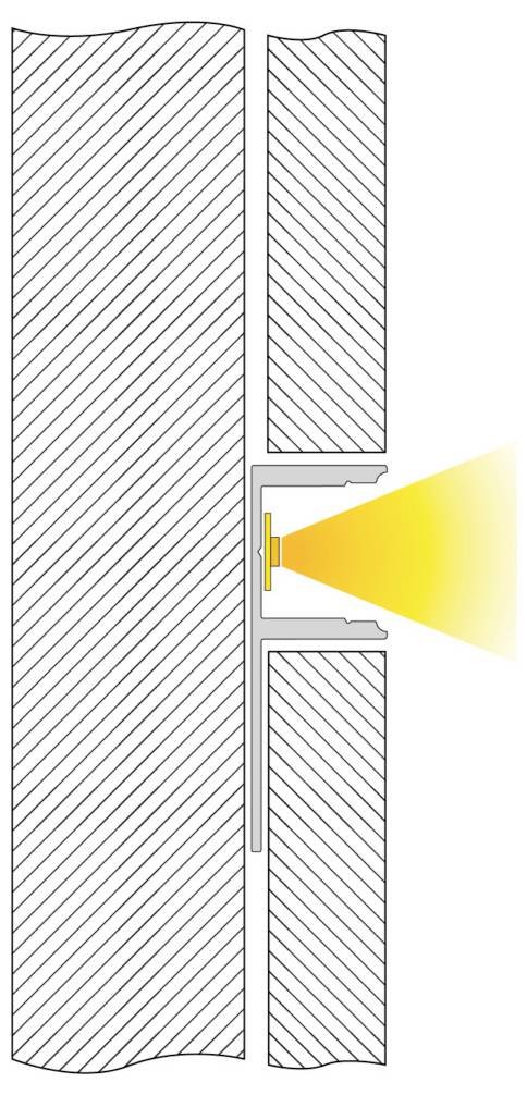 Coupe transversale d'un luminaire mural projetant un faisceau jaune à travers une ouverture étroite entre deux murs.
