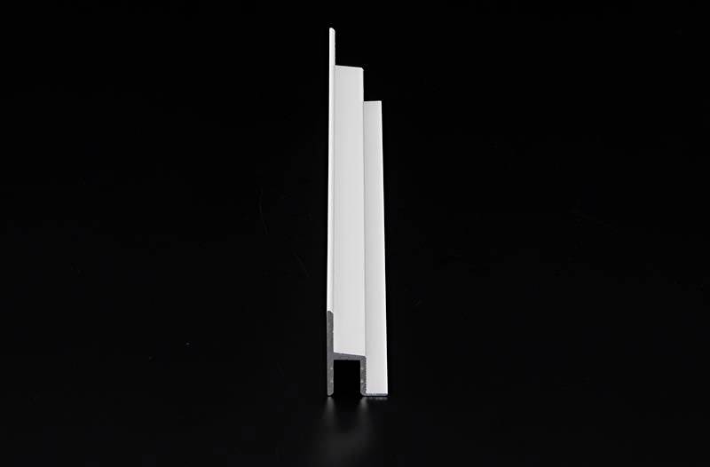 Un profilé en aluminium avec des reliefs latéraux sur un fond noir, représenté en coupe verticale.