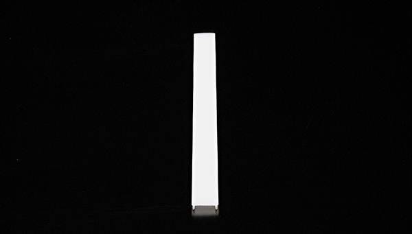 Colonne rectangulaire blanche sur fond noir.