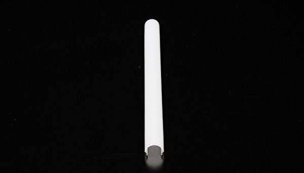Bâton cylindrique blanc sur un fond noir.