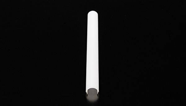 Un objet cylindrique blanc sur un fond noir, disposé verticalement.