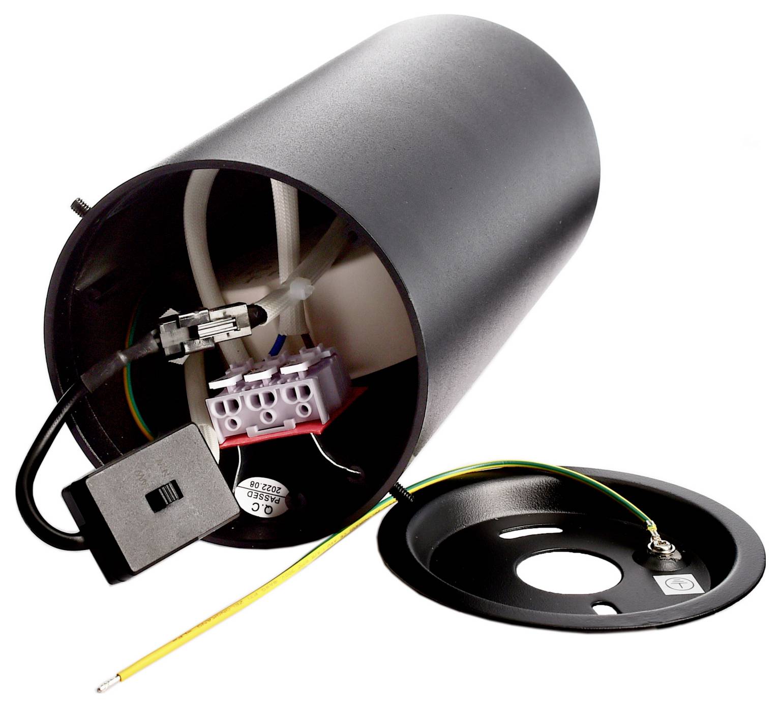 Vue éclatée d'un luminaire cylindrique avec le câblage, le connecteur et la plaque de fixation séparés du boîtier de la lampe.