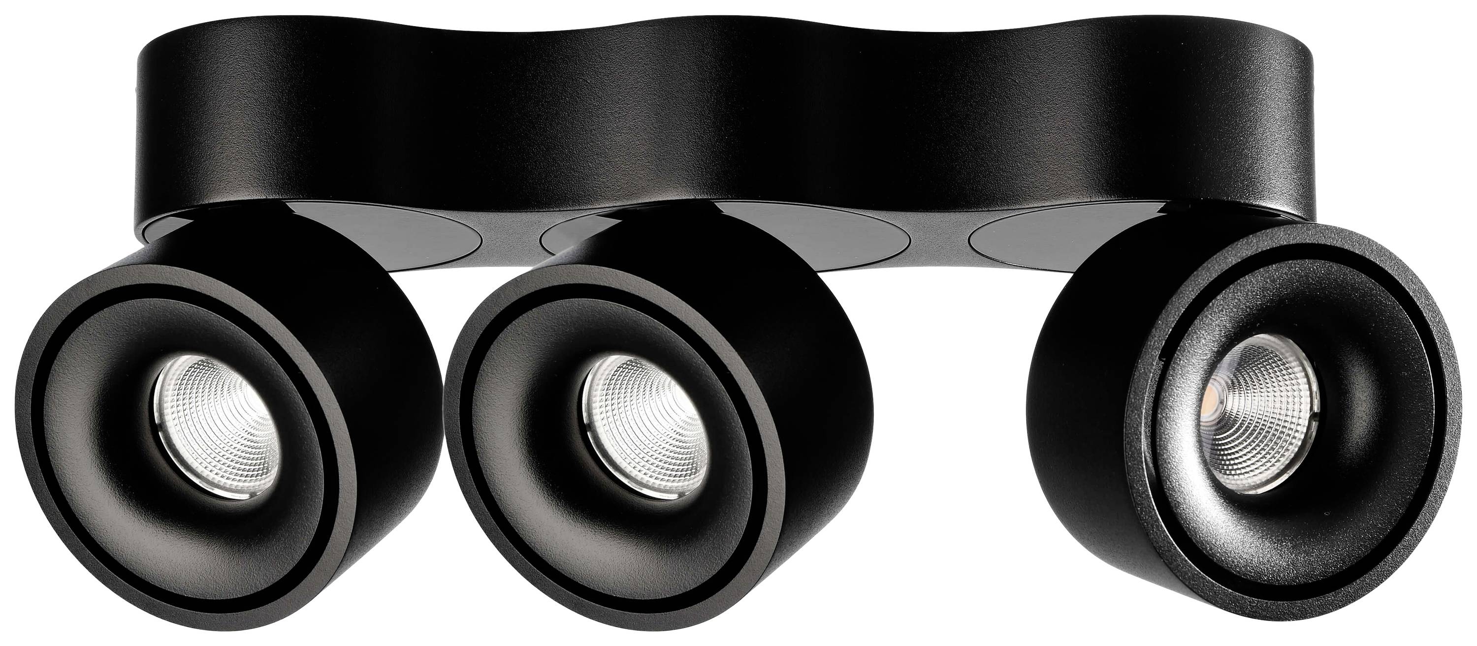 Trois projecteurs ronds noirs sont montés sur un support ondulé et dirigés vers le bas. Ils assurent un éclairage optimal de la pièce.