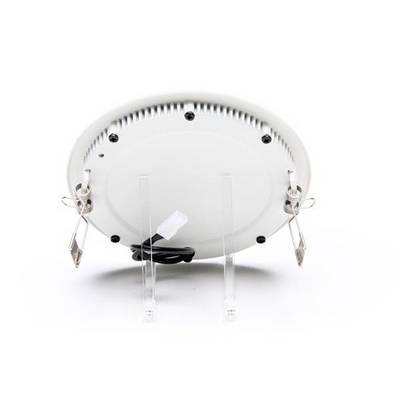 Panneau LED rond vu du dessous avec des clips de fixation et un câble d'alimentation sur fond blanc.