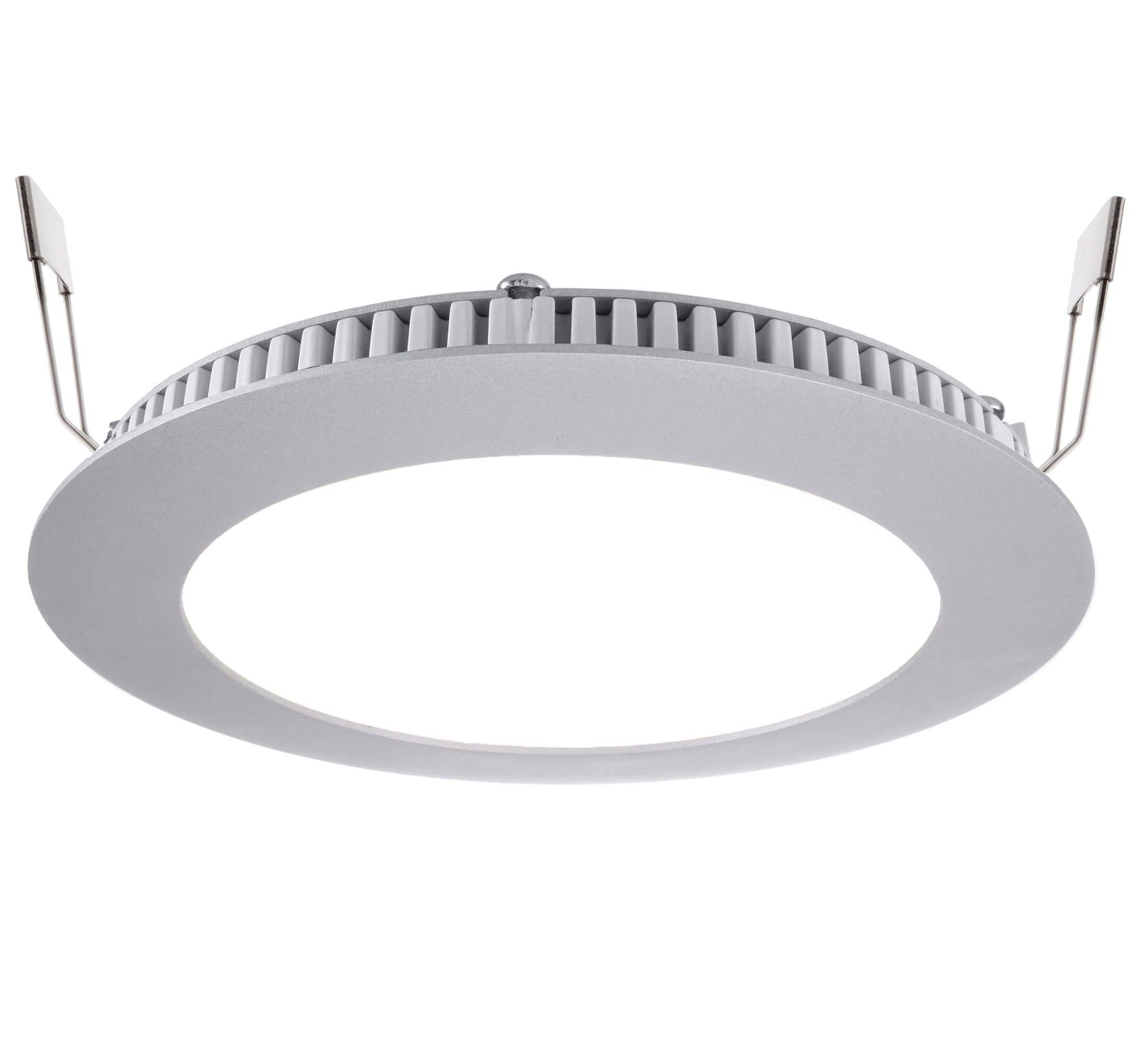 Vue d'ensemble d'un plafonnier LED encastrable blanc rond, avec dissipateur thermique intégré et pattes de fixation.