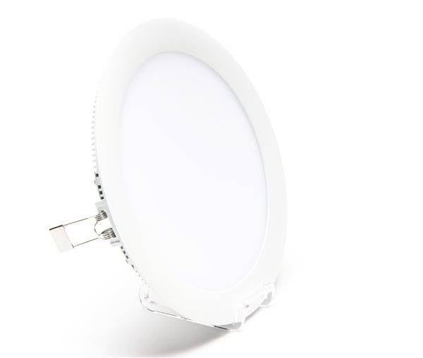 Un plafonnier LED rond blanc, positionné sur le côté, avec un clip de fixation visible. Idéal pour les installations encastrées plates.