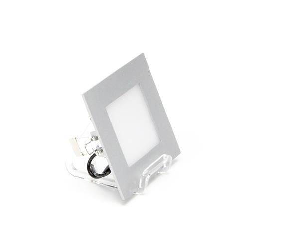 Luminaire encastré carré en LED argenté, monté sur un support en acrylique, illustrant le design et la facilité d'installation.