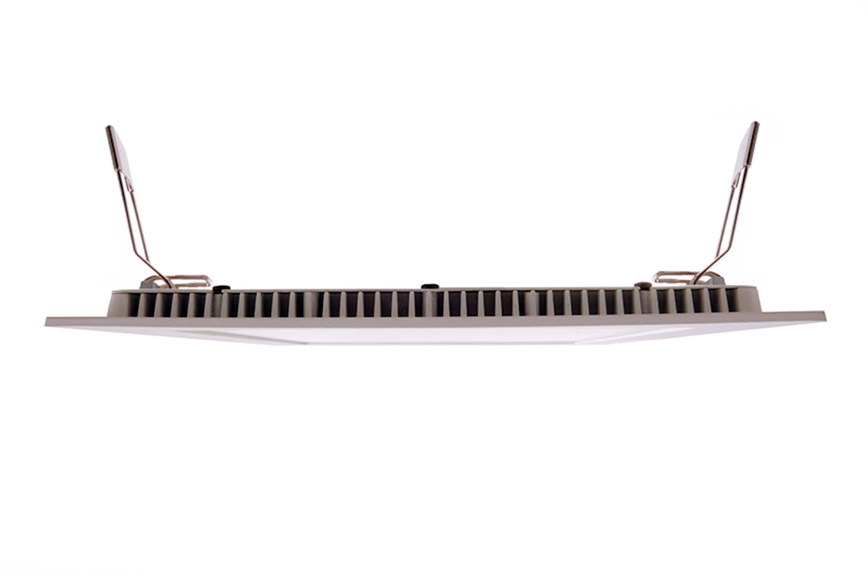 Luminaire LED en vue latérale. Éléments de fixation sur les côtés. Design élancé et moderne, adapté aux plafonds bas.