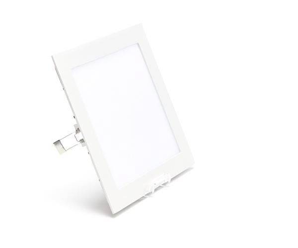 Plafonnier LED carré blanc, design plat et fixations métalliques pour installation murale ou au plafond. Économe en énergie et moderne.