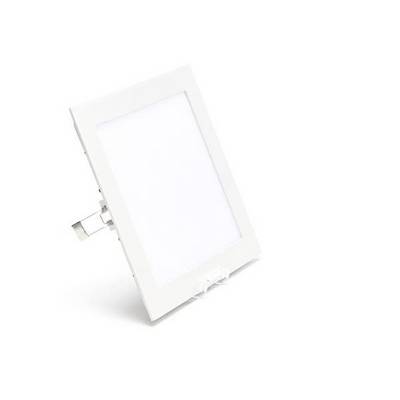 Plafonnier LED carré blanc, design plat et fixations métalliques pour installation murale ou au plafond. Économe en énergie et moderne.