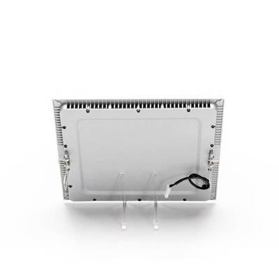 Vue arrière d'un appareil de chauffage rectangulaire avec un boîtier métallique, des fentes de ventilation sont visibles et un câble est placé sur un support transparent.
