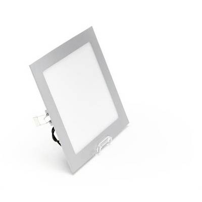 Plafonnier LED carré avec cadre argenté et diffuseur blanc mat, légèrement incliné sur un fond blanc.