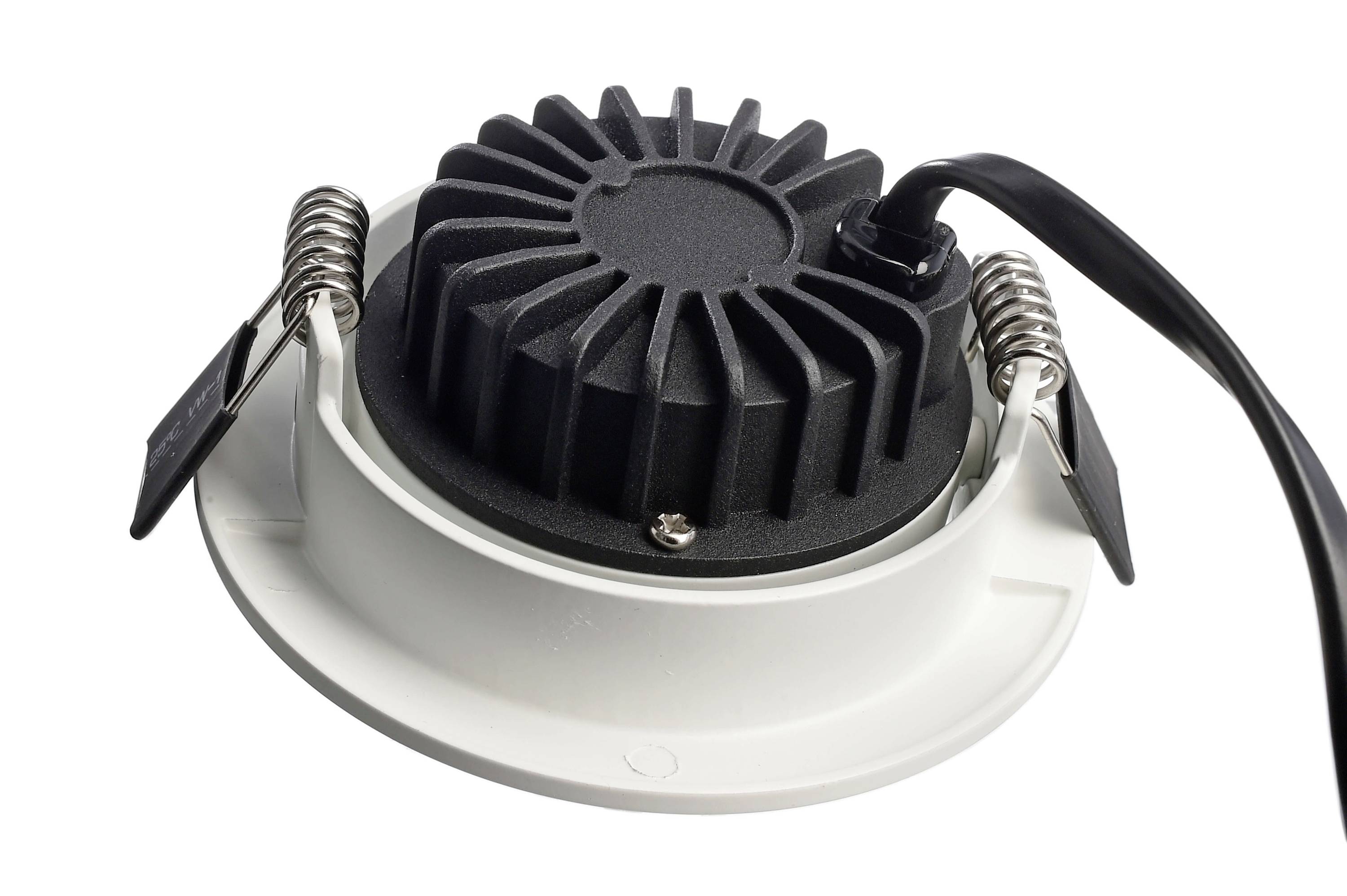 Spot LED encastrable au plafond en métal blanc avec élément de refroidissement noir et câble, prêt à être monté avec deux attaches métalliques.