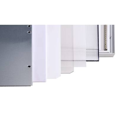 Une sélection de différentes plaques rectangulaires en plastique et en métal de couleurs et de textures variées.