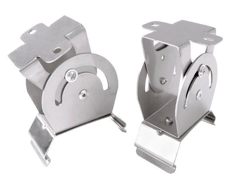 Deux supports métalliques argentés avec une forme incurvée et des trous de vis, présentés verticalement, adaptés pour des fixations mécaniques.
